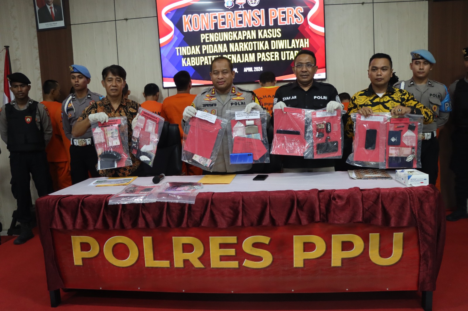 Polres PPU Melaksanakan konferensi Pers Kasus Penyalahgunaan Narkoba, Sebelas Tersangka Di Amankan 1 WhatsApp Image 2024 04 27 at 08.55.37 26e1958d