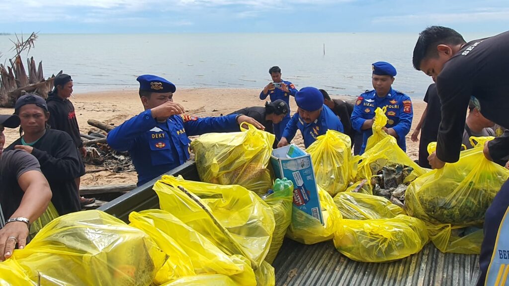 Kasat Polairud Polres Berau Pimpin Kegiatan Bersih Pantai di Teluk Semanting WhatsApp Image 2024 04 27 at 12.42.37 ed52a75b