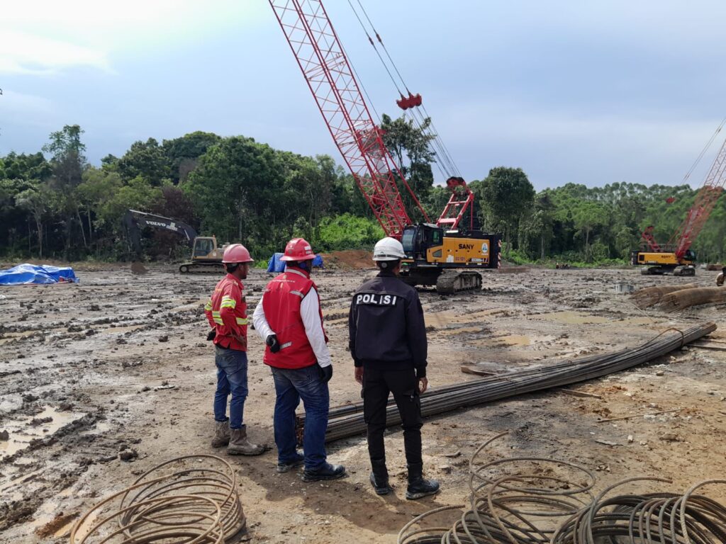 Guna Pastikan Keamanan, Personil Satgas Ops.Nusantara Mahakam Lakukan Patroli Dialogis Di Kawasan Pembangunan IKN WhatsApp Image 2024 04 28 at 10.16.18