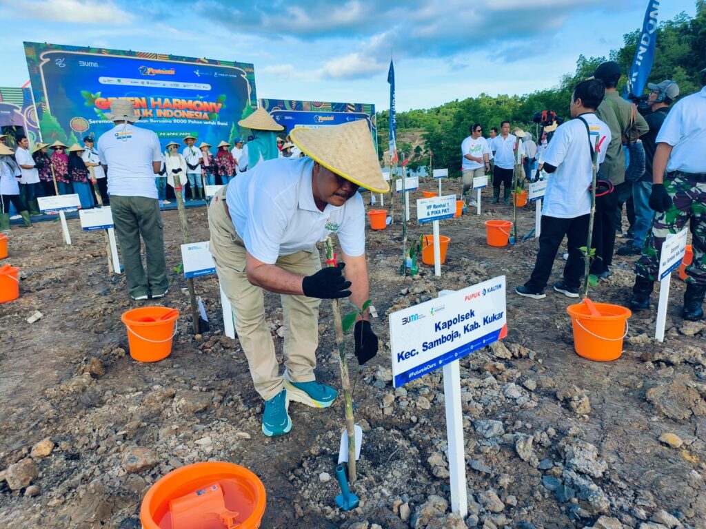 Plt Kapolsek Samboja Hadiri Rangkaian HUT ke-12 Pupuk Kaltim WhatsApp Image 2024 04 30 at 07.22.06 4d5adcdf