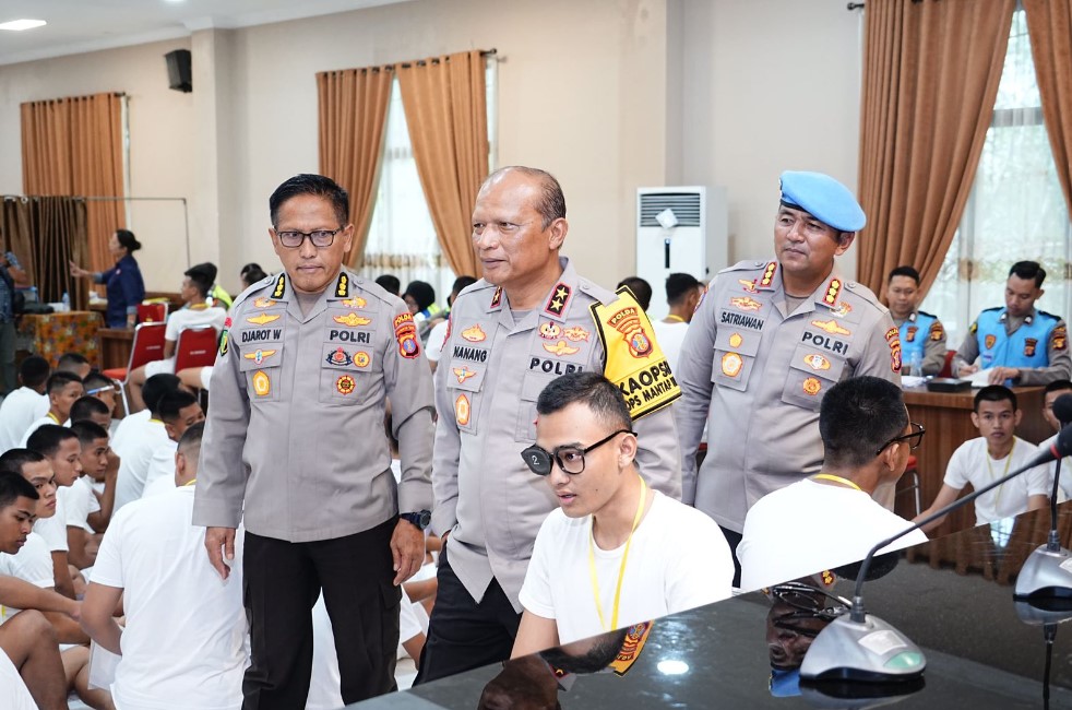 Pastikan Rekrutmen Polri Yang BETAH, Kapolda Kaltim Pantau Langsung Tes Kesehatan Tahap I Bintara Polri T.A 2024 ka1