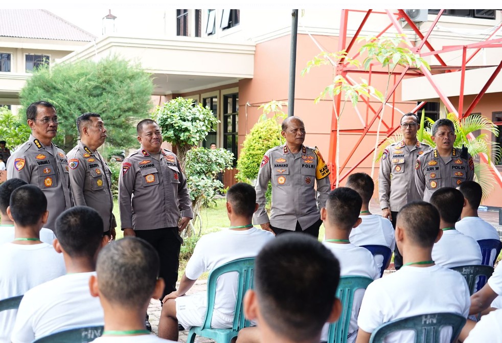 Pastikan Rekrutmen Polri Yang BETAH, Kapolda Kaltim Pantau Langsung Tes Kesehatan Tahap I Bintara Polri T.A 2024 1 ka2