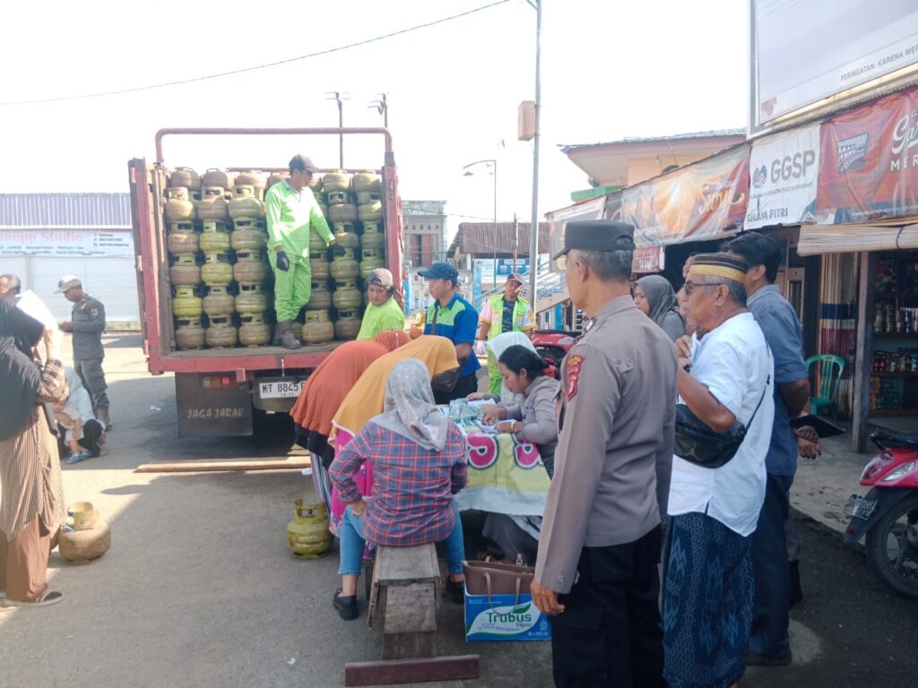 Polsek Kuaro Laksanakan Pengamanan dan Monitoring Operasi Pasar Gas LPG 3 Kg, di Terminal Kuaro 365dc091 a5bd 44a7 a2f6 4bd7fe97a53f