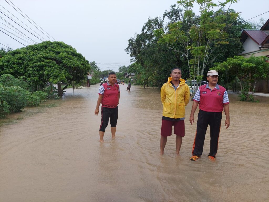 Personel Polsek Lakukan Patroli dan Monitoring Dampak Banjir di WilayahSamboja WhatsApp Image 2024 05 04 at 07.36.49 3f8db064