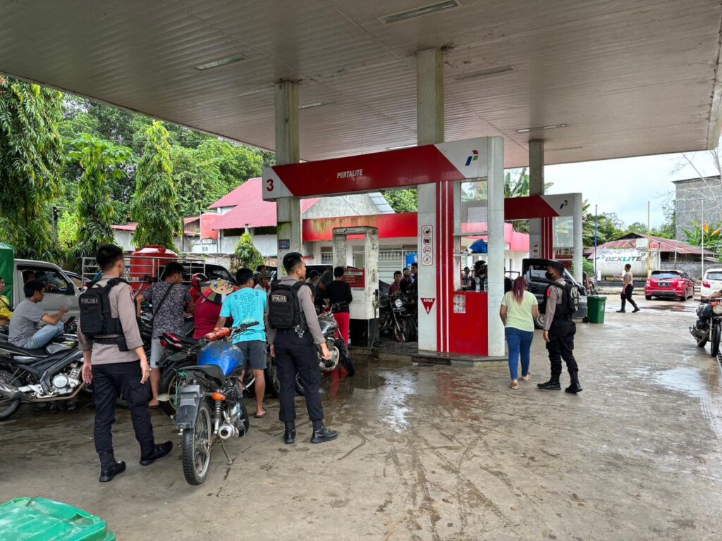 Polres Kutai Barat Antisipasi Penyalahgunaan BBM Bersubsidi dengan Patroli dan Pengamanan di SPBU WhatsApp Image 2024 05 05 at 11.22.07 13910ca6