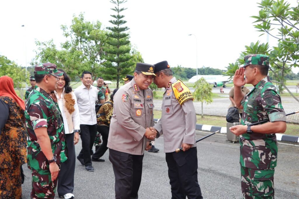 Kapolda Kaltim Sambut Kedatangan Kalemdiklat Polri di Bandara SAMS Sepinggan Balikpapan WhatsApp Image 2024 05 05 at 12.45.32 ef224a91