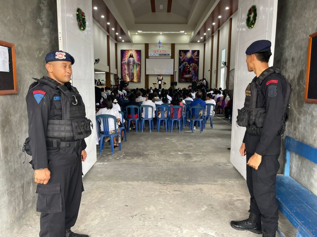 Pastikan Keamanan Dan Kenyamanan Jemaat, Satbrimob Polda Kaltim Gelar Patroli Gereja di Kota Balikpapan WhatsApp Image 2024 05 06 at 09.08.45
