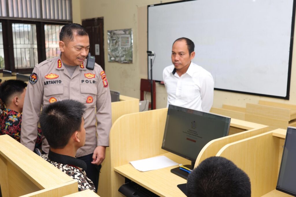 Kabidhumas Polda Kaltim Tinjau Pelaksanaan Tes Psikologi Akpol di SMKN 4 Balikpapan WhatsApp Image 2024 05 08 at 11.11.53 1b6de066