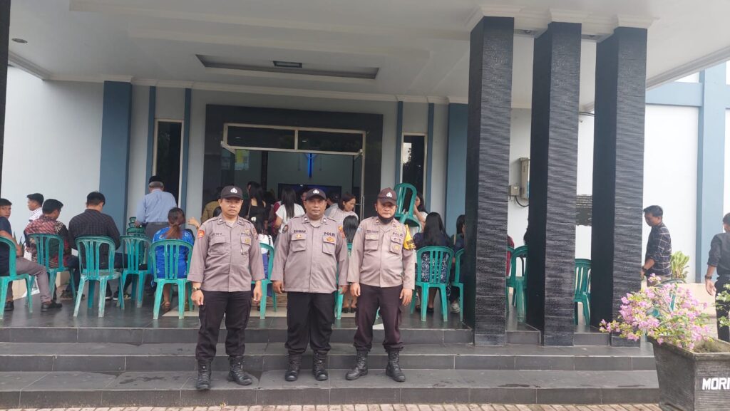 Polsek Samarinda Seberang Berikan Pengamanan di Gereja Jaga keamanan Kenaikan Isa Almasih WhatsApp Image 2024 05 10 at 13.24.35