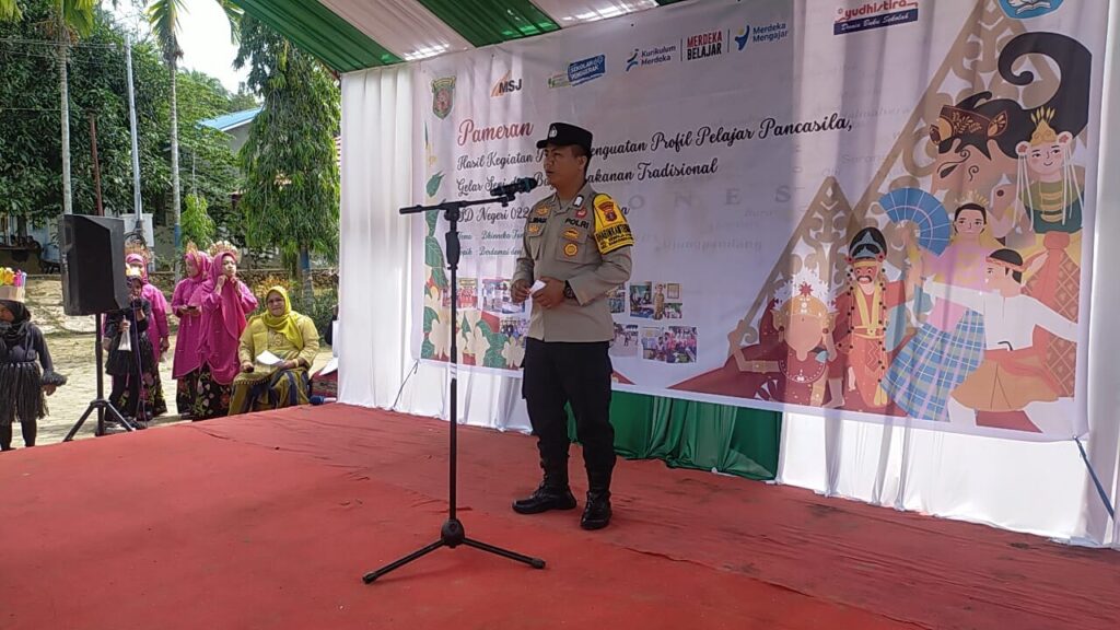 Bhabinkamtibmas Sempaja Utara Aktif dalam Pameran Gelar Karya Siswa SDN 022 WhatsApp Image 2024 05 14 at 08.31.35