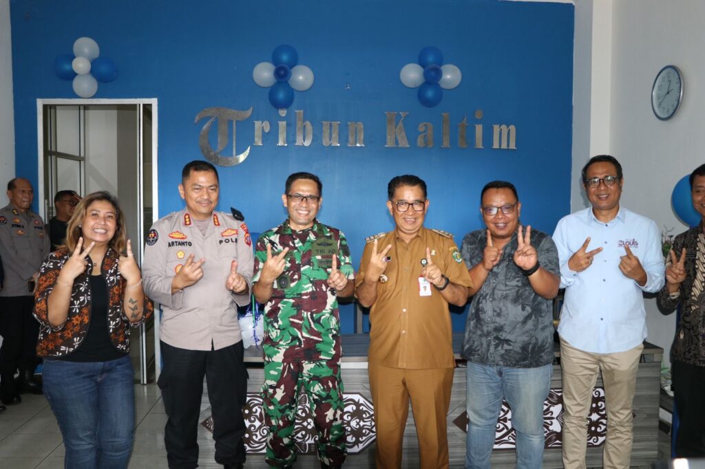 Beri Ucapan Selamat, Kabid Humas Polda Kaltim Hadiri Perayaan HUT Tribun Kaltim Ke-21 WhatsApp Image 2024 05 14 at 15.06.23 24200b34
