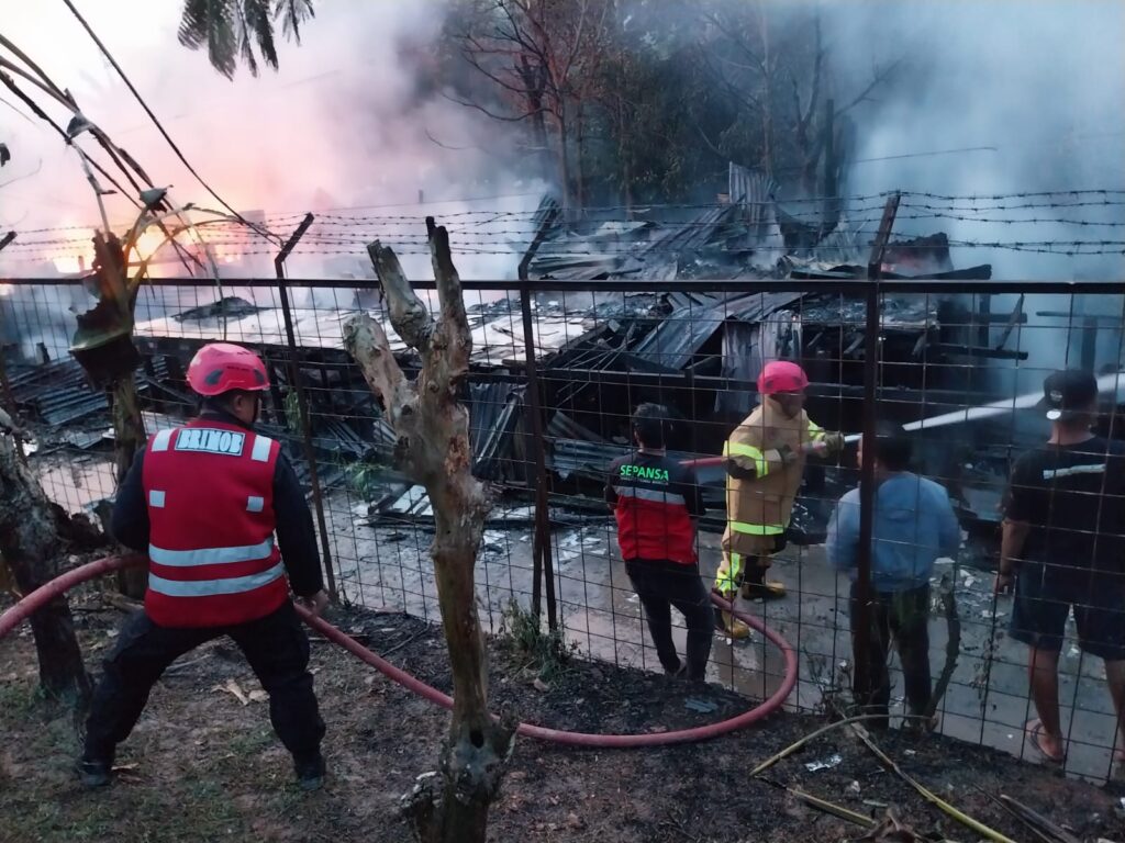 Kerahkan AWC dan Tim Respon Bencana, Batalyon A Pelopor Brimob Bantu Damkar di Depan Bandara SAMS Sepinggan WhatsApp Image 2024 05 15 at 08.13.27