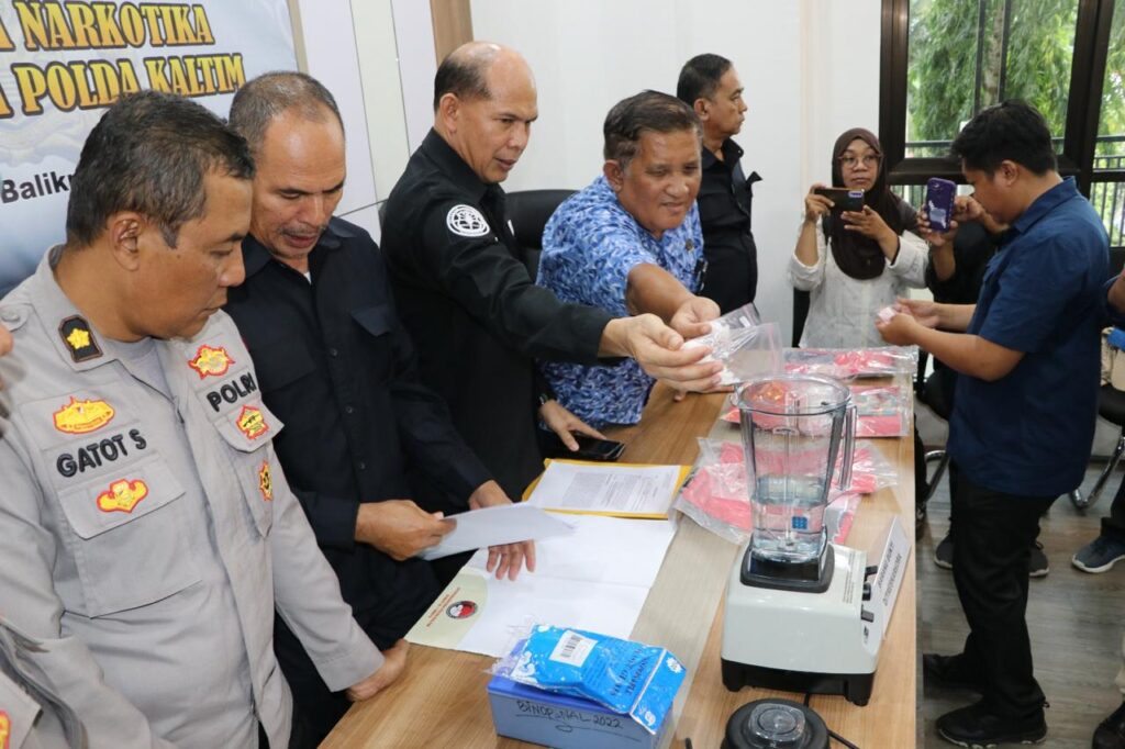 Ditresnarkoba Polda Kaltim Musnahkan Barang Bukti Sabu Seberat 200 Gram WhatsApp Image 2024 05 17 at 10.18.07 c4d43ded