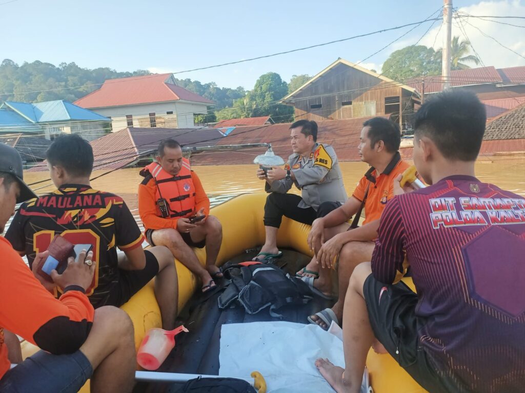 Kapolres Mahakam Ulu AKBP Anthony Rybok dan BPBD Serta TNI Pantau dan Evakuasi Korban Banjir di Mahakam Ulu WhatsApp Image 2024 05 17 at 10.54.36 1ceec1ce