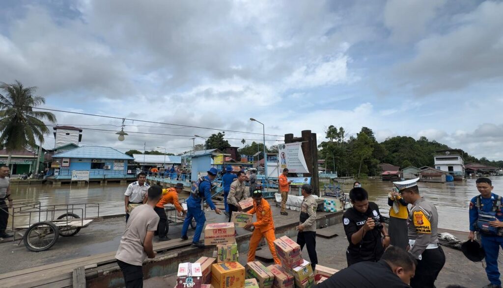 Polda Kaltim Kirim 3 Truk Bantuan Kemanusiaan Untuk Korban Banjir Bandang Kabupaten Mahulu WhatsApp Image 2024 05 17 at 13.29.34 5098a917
