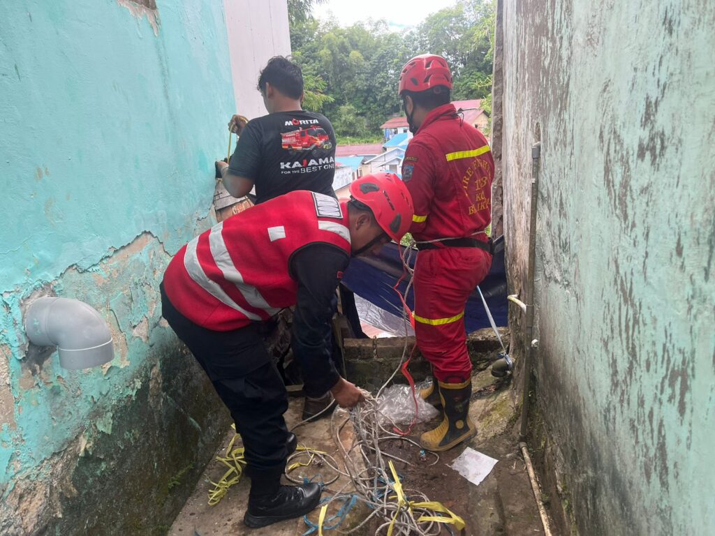Brimob Batalyon A Bantu Evakuasi Longsor di Karang Bugis Balikpapan WhatsApp Image 2024 05 18 at 06.04.56