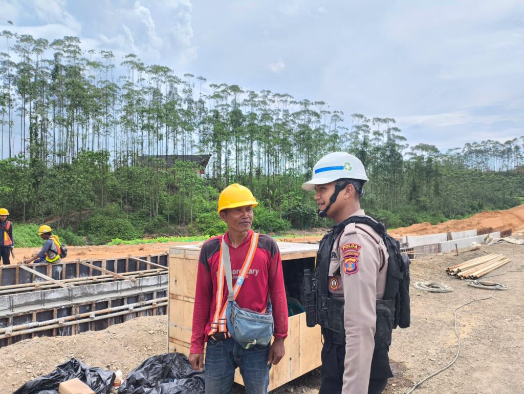 Guna Pastikan Situasi Kamtibmas, Personil Satgas Ops.Nusantara Mahakam Gelar Patroli Dialogis Kepada Para Pekerja Di Kawasan Pembangunan IKN WhatsApp Image 2024 05 18 at 10.28.56