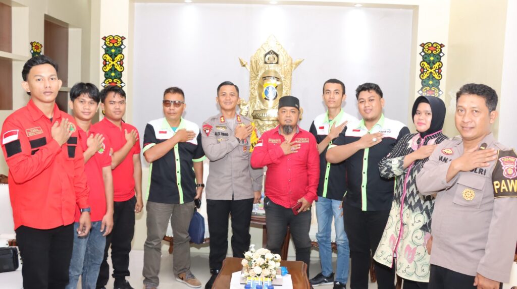 Eratkan Hubungan, Kapolres Bontang Terima Kunjungan Gerakan Pemuda (GARDA) Lokal Bontang Dan DPC Serikat Buruh Sejahtera Independent (SBSI) 92 Kota Bontang WhatsApp Image 2024 05 19 at 08.29.24