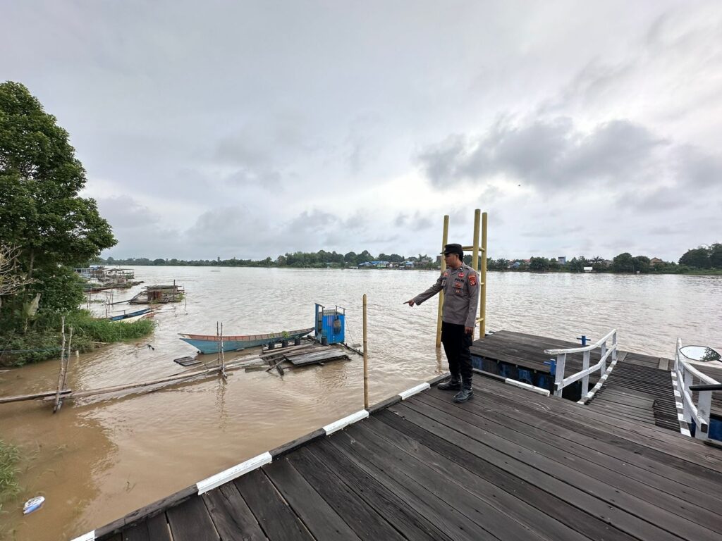 Polsek Muara Wis Pantau Kondisi Potensi Bencana Alam di 4 Desa WhatsApp Image 2024 05 20 at 08.12.46 833d5229