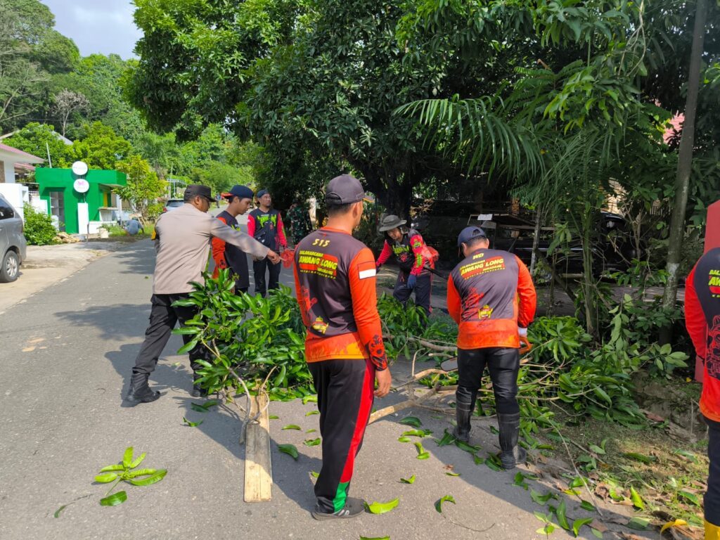 Polsek Tenggarong Dampingi Gotong Royong Peserta Latsitarda Nusantara di Kelurahan Sukarame WhatsApp Image 2024 05 20 at 08.13.33 12301f3a