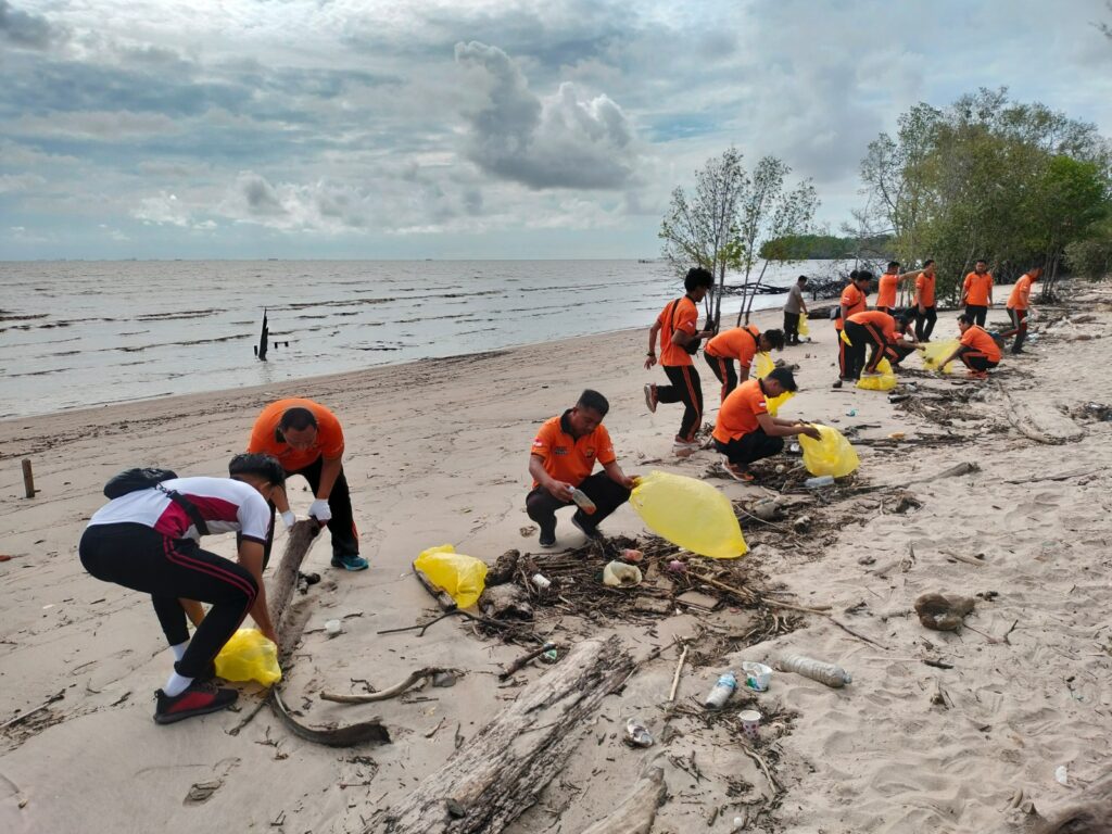 Peduli Lingkungan, Polsek Muara Badak Gelar Bersih-Bersih Pesisir WhatsApp Image 2024 05 20 at 09.25.38 22897e21