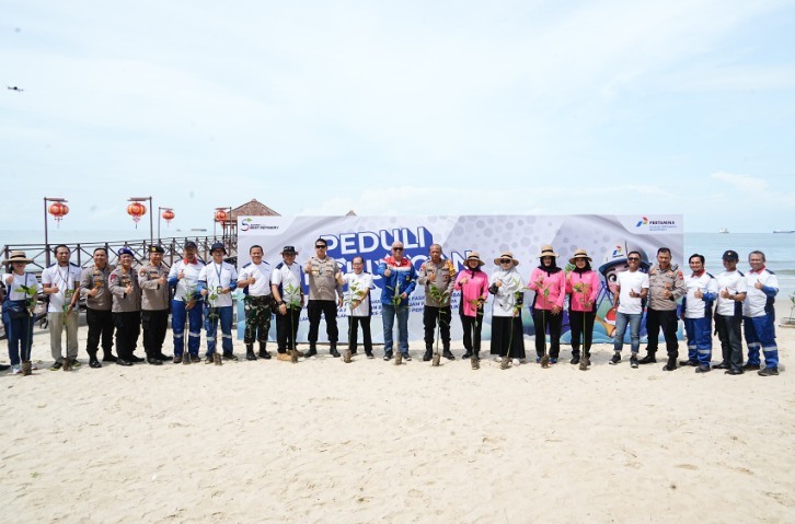 Jaga Kelestarian Lingkungan Hidup, Polda Kaltim Bersama PT.Kilang Pertamina Balikpapan Gelar Aksi Penanaman Mangrove Dan Pemberian Fasilitas Gerobak Sampah WhatsApp Image 2024 05 22 at 16.02.21