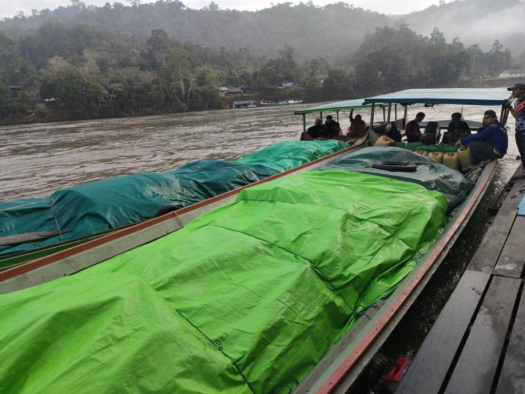 Polres Mahulu Kawal Bantuan Kemanusiaan Untuk Para Korban Terdampak Banjir Di Kec.Long Apari Dan Long Pahangai WhatsApp Image 2024 05 22 at 22.43.43