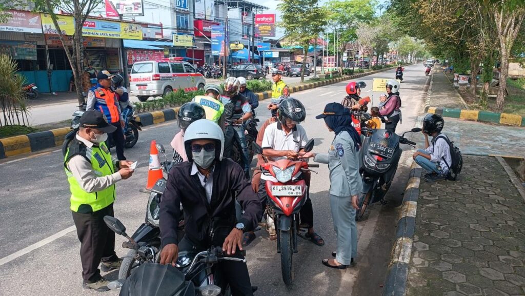 Sat Lantas Polres PPU Bersama Tim Gabungan Gelar Razia Penertiban Pajak Kendaraan Bermotor WhatsApp Image 2024 05 26 at 08.18.22