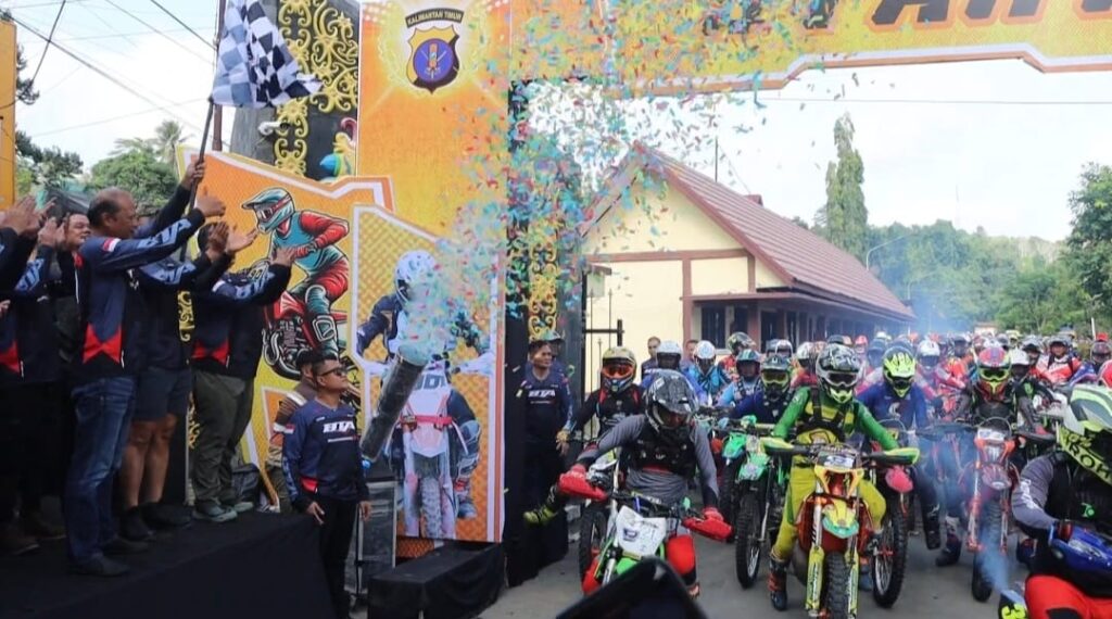 Dalam Rangka Memeriahkan HUT Bhayangkara Ke-78, Kapolda Kaltim Lepas Ratusan Rider Bhayangkara 78 Presisi Trail Adventure 2024 Di Kab.Kukar WhatsApp Image 2024 05 26 at 09.27.24