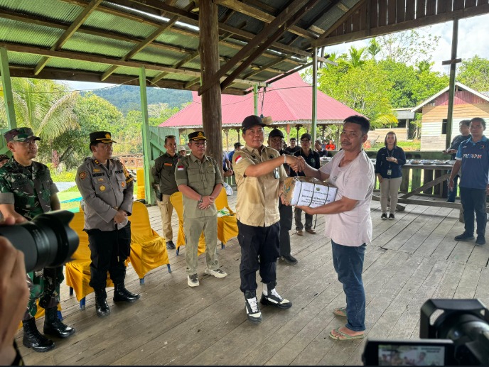 Peduli Korban Banjir, Forkopimda Kab.Mahulu Berikan Bantuan Kemanusiaan di Long Pahangai dan Long Apari WhatsApp Image 2024 05 26 at 10.56.18