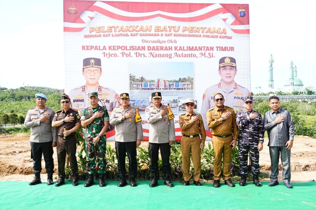 Kapolda Kaltim Resmikan Gedung SPKT dan Letakkan Batu Pertama Pembangunan 3 Satuan di Polres Kutim WhatsApp Image 2024 05 28 at 10.03.46 b677c0a7