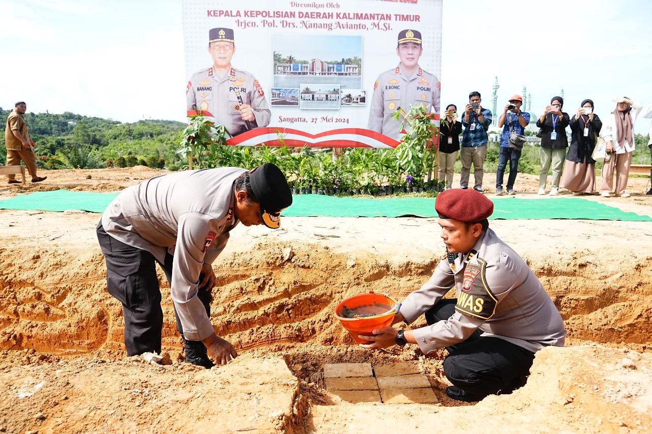 Kapolda Kaltim Resmikan Gedung SPKT dan Letakkan Batu Pertama Pembangunan 3 Satuan di Polres Kutim 1 WhatsApp Image 2024 05 28 at 10.03.48 2c3331a8