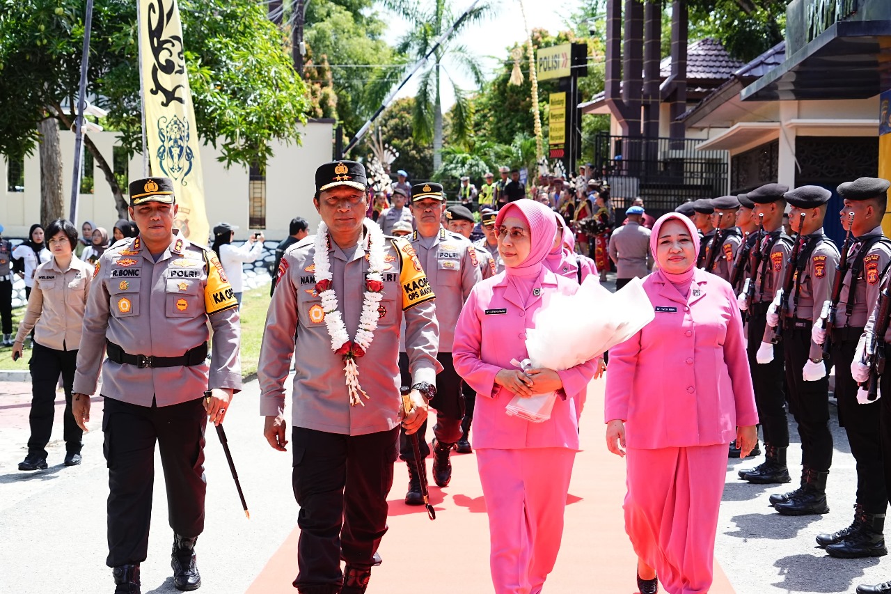 Kunjungan Kerja Kapolda Kaltim ke Polres Kutim disambut Tradisi Tepung Tawar 1 WhatsApp Image 2024 05 28 at 10.14.58 1a2a73bf