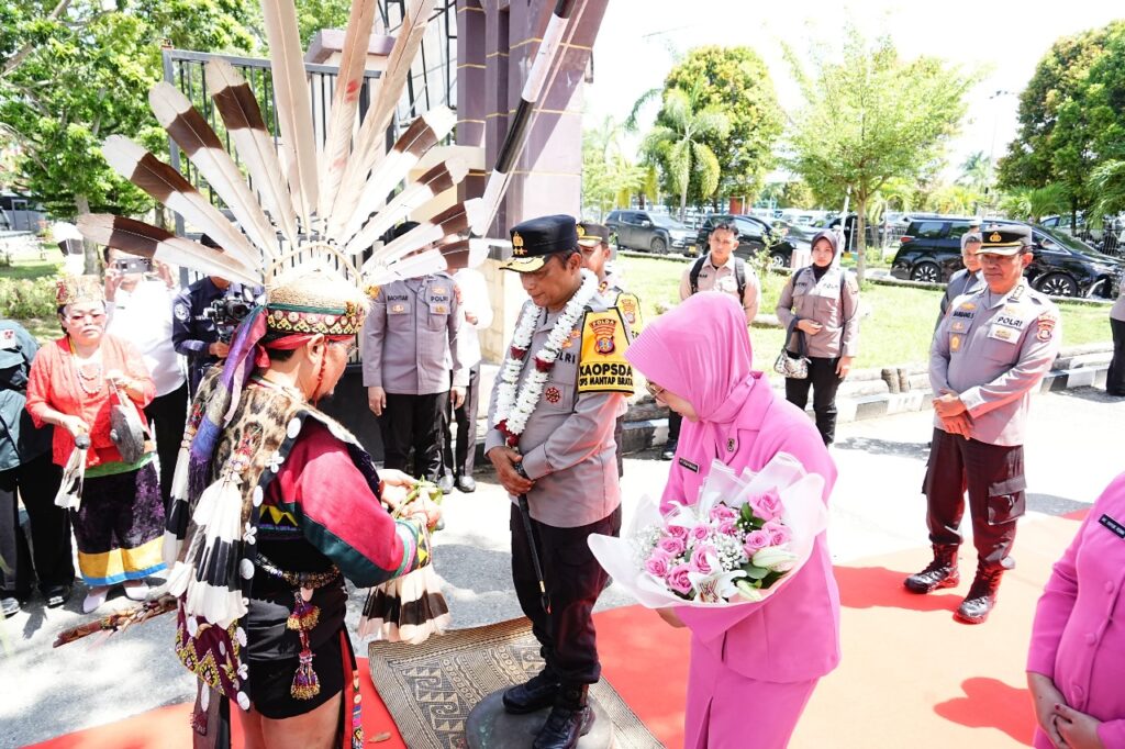 Kunjungan Kerja Kapolda Kaltim ke Polres Kutim disambut Tradisi Tepung Tawar WhatsApp Image 2024 05 28 at 10.14.58 9c9d434e