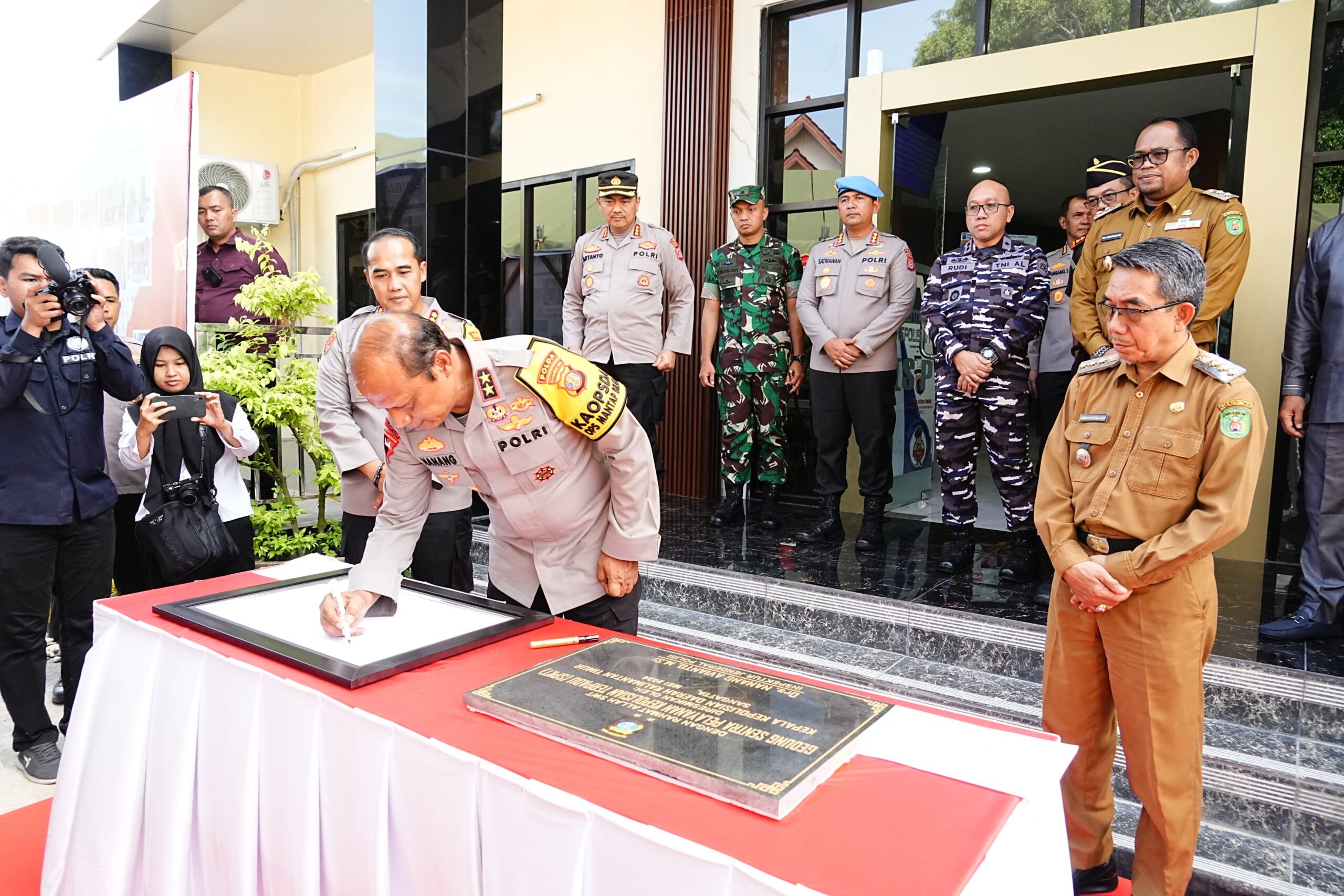 Kapolda Kaltim Resmikan Gedung SPKT dan Letakkan Batu Pertama Pembangunan 3 Satuan di Polres Kutim 2 WhatsApp Image 2024 05 28 at 10.20.12 87ef4469 scaled