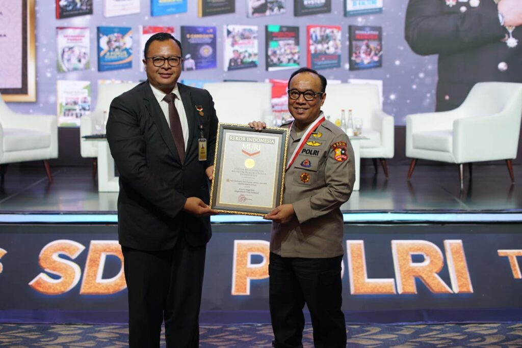Irjen Dedi Raih Rekor MURI Perwira Tinggi Polri Penulis Buku Terbanyak WhatsApp Image 2024 05 28 at 21.53.02 ab344048