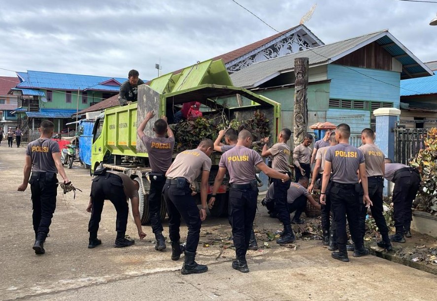 Pasca Banjir di Kampung Ujoh Bilang, Polres Mahakam Ulu Gelar Kerja Bakti Bersih Lingkungan mahulu1