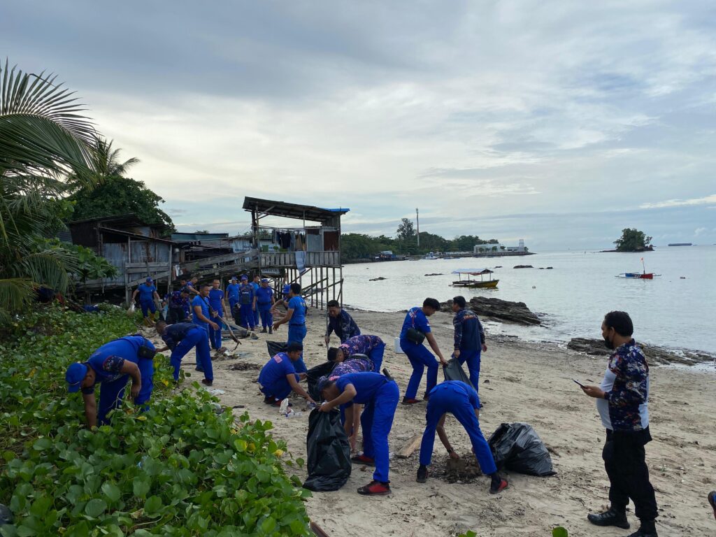 Giat Personel Ditpolairud Polda Kaltim Bersihkan Pantai Pulau Tukung Balikpapan dalam Program ‘Bersih Laut dan Sungai’ WhatsApp Image 2024 05 31 at 14.59.56 f8bfd76b