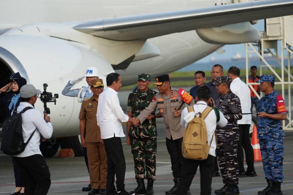 Kembali Kunjungi Kaltim, Kapolda Bersama Pj. Gubernur dan Pangdam VI/MLW Sambut Kedatangan Presiden Jokowi WhatsApp Image 2024 06 04 at 10.45.07