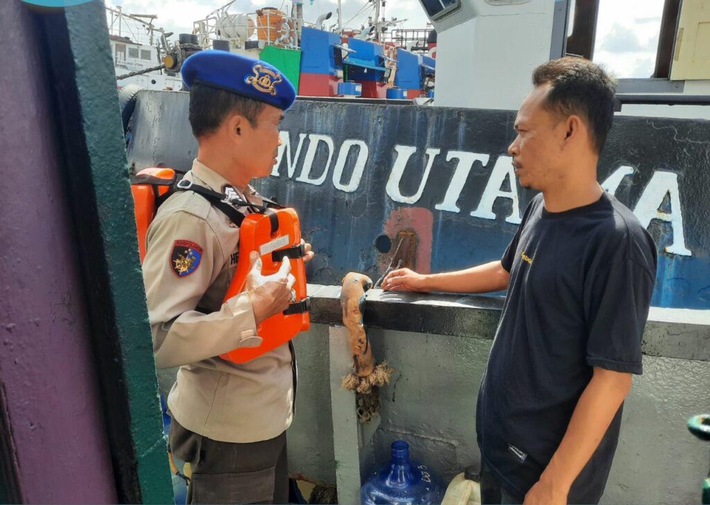 Sampaikan Imbauan Keselamatan di Perairan Kutai Lama, Satpolairud Polres Kukar Jaga Kondusifitas Kamtibmas WhatsApp Image 2024 06 05 at 07.34.06 d7506941