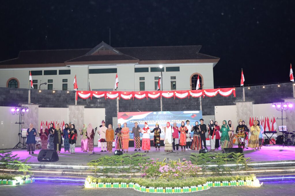 Kabid Humas Polda Kaltim Hadiri Pencanangan Awal Gerakan Pembagian 10 Juta Bendera Merah Putih dan Malam Pentas Seni di PPU WhatsApp Image 2024 06 09 at 07.59.47 d4408223