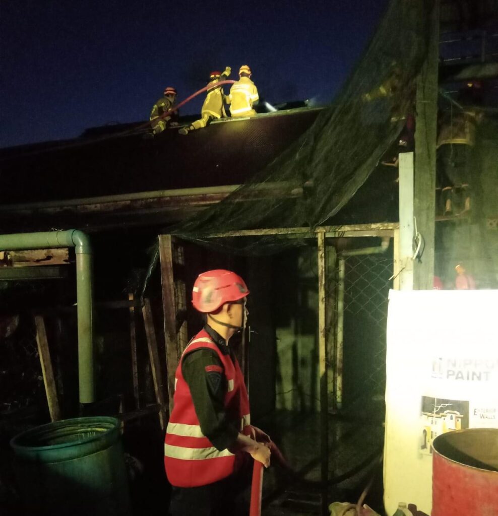 Aksi Cepat Personil Brimob Batalyon A Pelopor Bantu Padamkan Kebakaran Rumah Di Sumber Rejo Balikpapan WhatsApp Image 2024 06 10 at 07.40.04 e75209ad