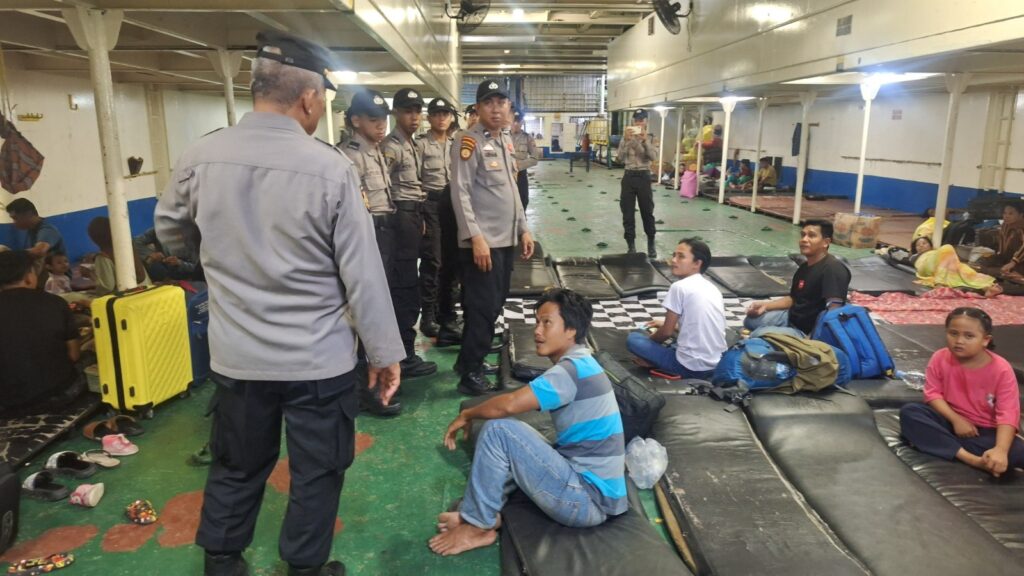 Polsek Kawasan Pelabuhan Samarinda Laksanakan Operasi Cipta Kondisi untuk Tingkatkan Keamanan Dermaga WhatsApp Image 2024 06 11 at 10.15.511