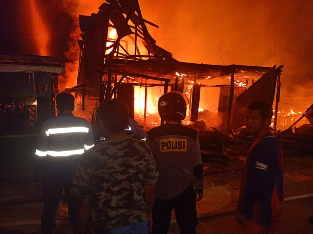 Polsek Jempang Tanggap Darurat dalam Penanganan Kebakaran di Kampung Muara Tae WhatsApp Image 2024 06 11 at 10.15.52