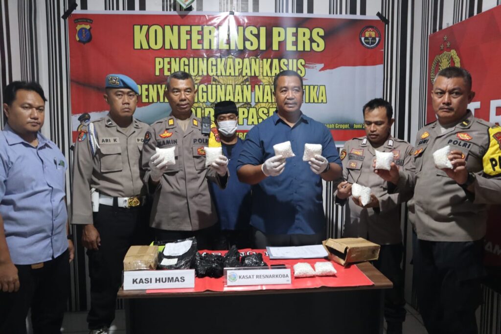 Polres Paser Gelar Konferensi Pers Terkait Penangkapan Kasus Peredaran Obat Keras Tanpa Izin WhatsApp Image 2024 06 12 at 09.22.18 1 1