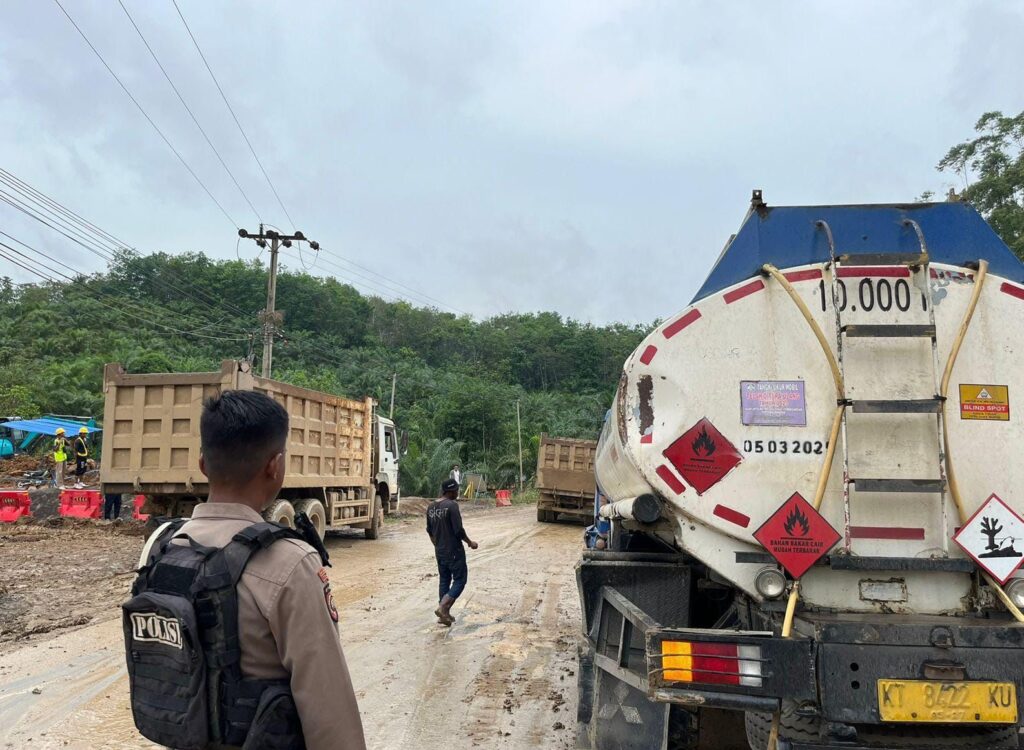 Jaga Keamanan Kawasan IKN, Satgas Ops Nusantara Mahakam Gelar Patroli Kamtibmas WhatsApp Image 2024 06 13 at 15.31.36 5418c507
