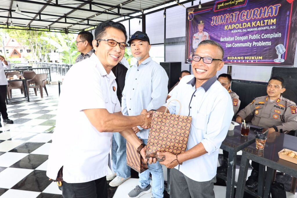 Forum Diskusi dengan Masyarakat, Bidkum Polda Kaltim Gelar Jumat Curhat WhatsApp Image 2024 06 14 at 11.49.59 51817fab