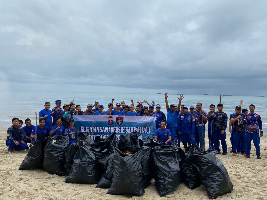 Giat Personel Ditpolairud Polda Kaltim Bersihkan Pantai Segara Pasar Baru Balikpapapan dalam Program Jum’at Bersih Laut dan Sungai WhatsApp Image 2024 06 14 at 13.21.41 70ae559b