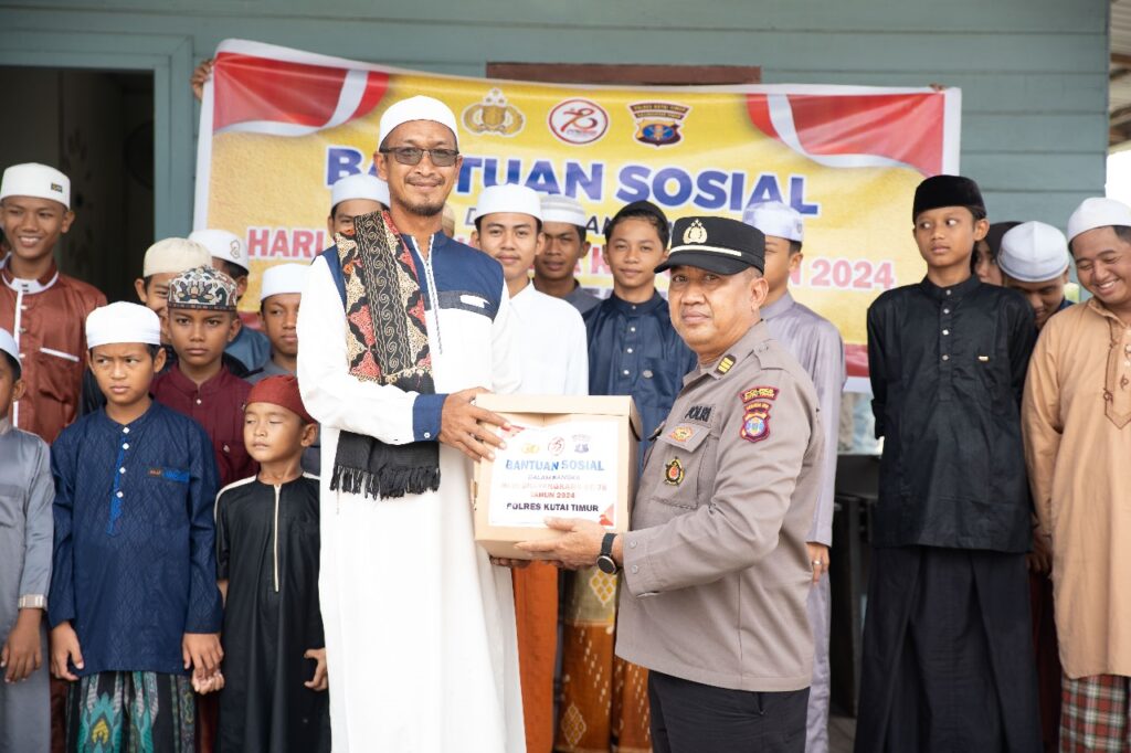 HUT Bhayangkara Ke-78, Polres Kutim Beri Bantuan Sosial Kepada Pondok Pesantren WhatsApp Image 2024 06 15 at 07.46.24