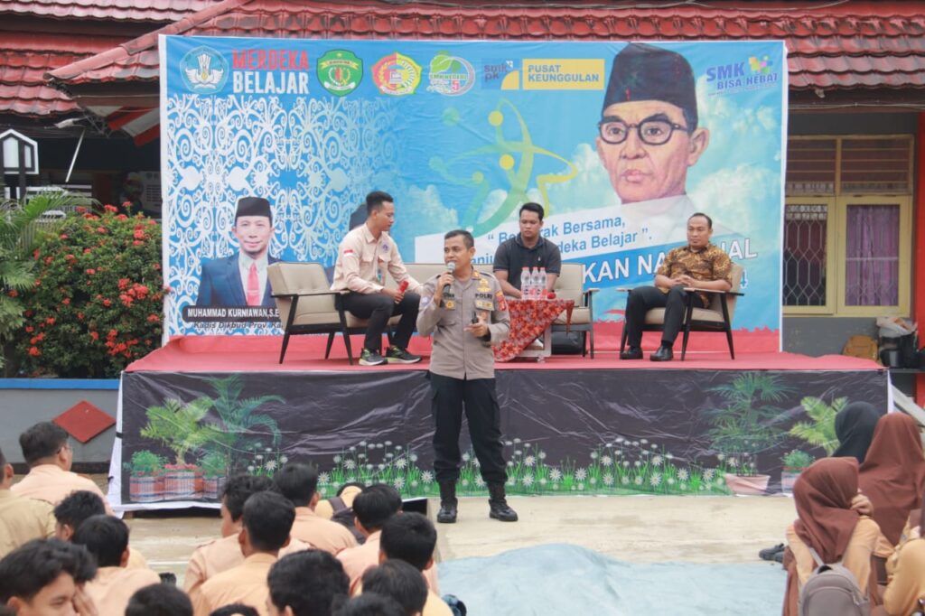 Kanit Binkamsa Sat Binmas Polresta Samarinda Berikan Penyuluhan Terkait Paham Radikalisme di SMKN 5 Samarinda WhatsApp Image 2024 06 15 at 12.11.16